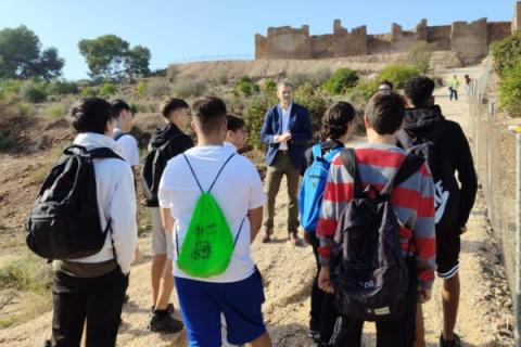 Visitantes recorriendo el entorno del castillo de Monteagudo