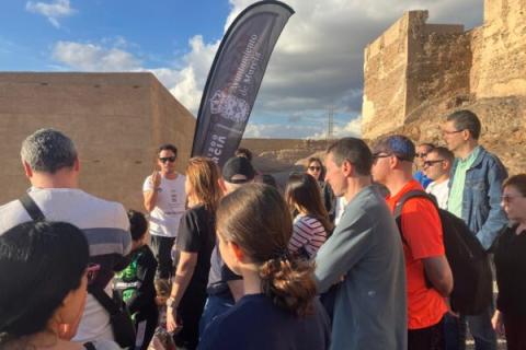Grupo de personas durante una visita guiada en el castillo de Monteagudo