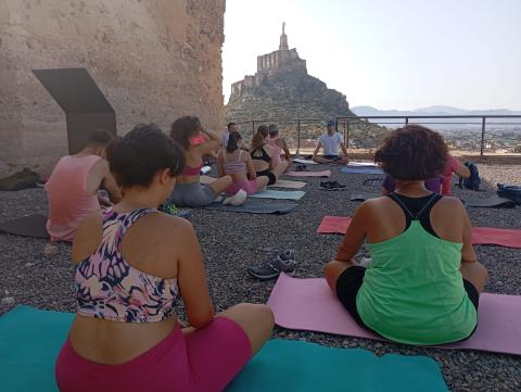 Solsticio de verano con un Saludo al Sol en el Palacio Ibn Mardanís